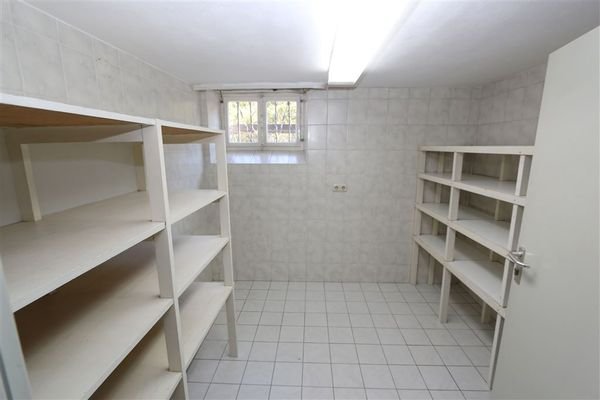 Vorratsraum im Keller.jpg