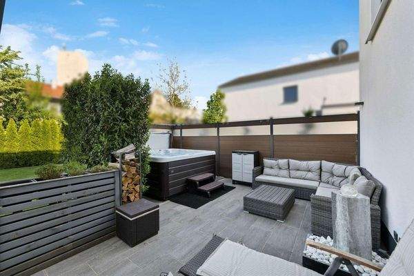 Outdoor: Jacuzzi und Lounge