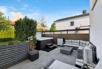 Outdoor: Jacuzzi und Lounge