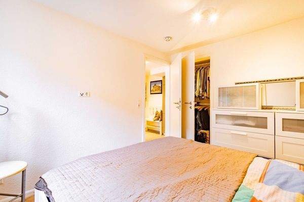 Schlafzimmer mit direktem Ankleideraum