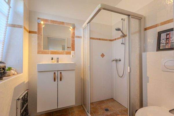 Gäste-WC mit Dusche