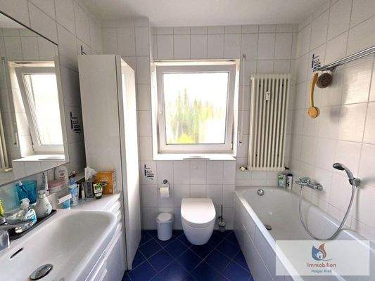 Badezimmer mit Dusche und Badewanne