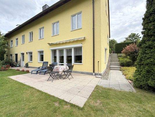 sonnige Terrasse mit Markise