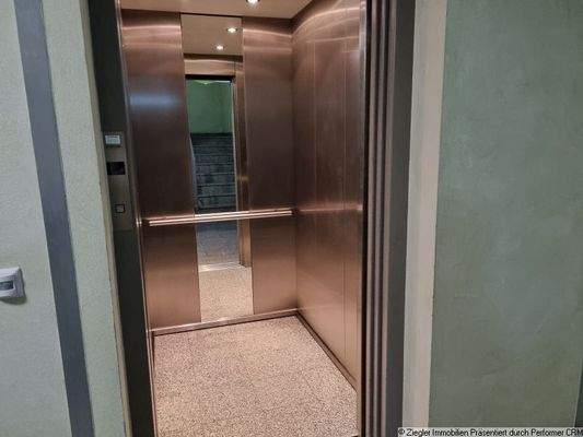 16 Aufzug