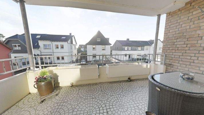 großer überdachter Balkon