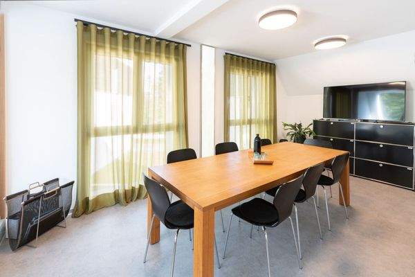 Besprechungsraum mit Loggia