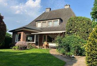 Hinteransicht mit Weg zum Haus