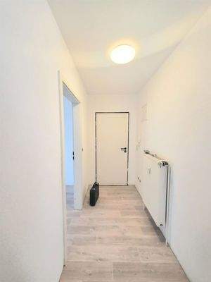 Diele, weiße Sockelleisten