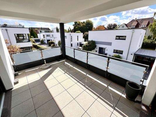 ... mit überdachter Loggia ...