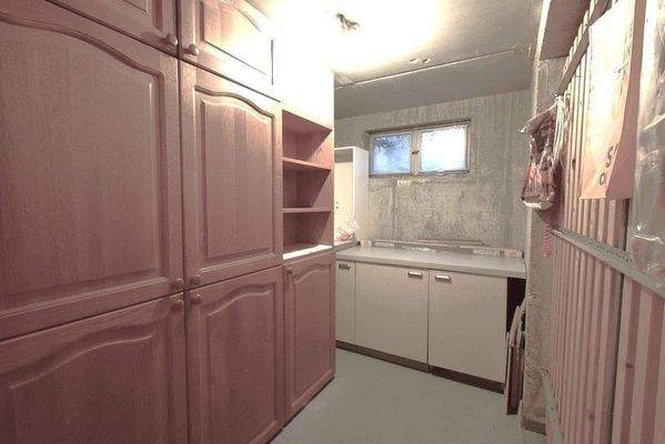 11. Kellerraum mit Regale DSC 