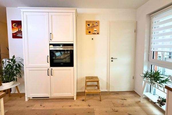 Küche und Zugang Abstellraum