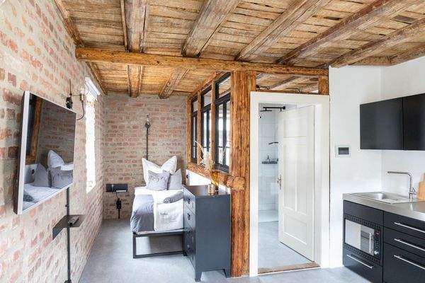 Studio unter Spunddecke