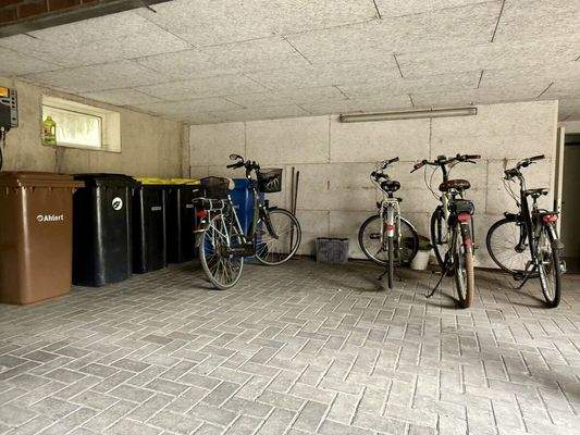 Überdachter Fahrrad-/Müllbereich