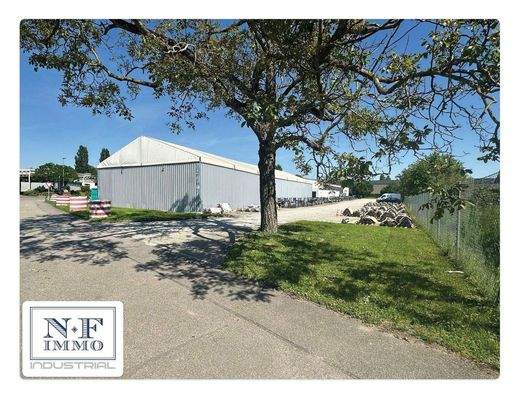 Lager-/Parkfläche - Ostseite mit Zelthalle