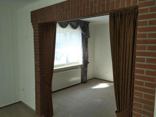 Wohnzimmer mit Durchgang.jpg