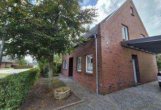 Haus seitlich mit Carport