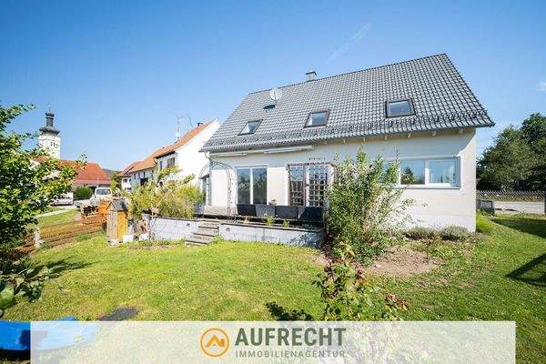 Hausansicht mit Garten