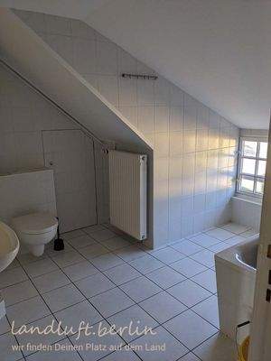 Bad im Obergeschoss mit WC und Badewanne.jpg