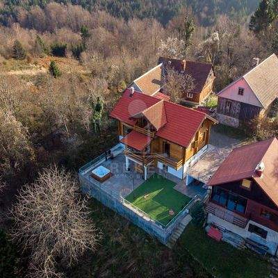 Das Haus befindet sich in malerischer Lage