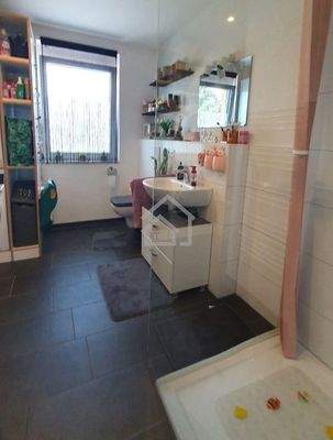 Tageslichtbad mit Wanne und bodengleicher Dusche