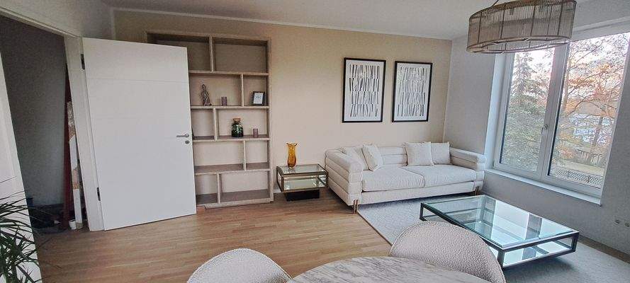 Wohnzimmer mit Mustermöblierung