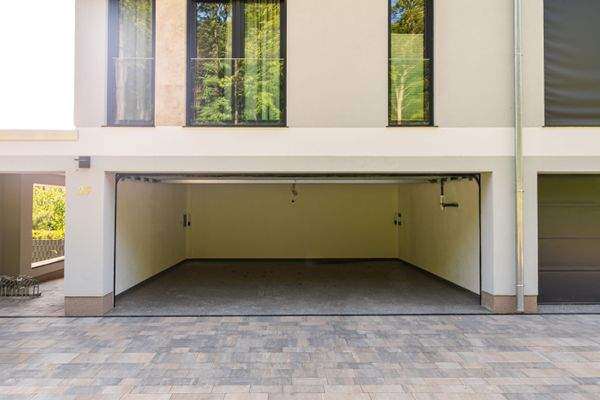 Die großzügige Garage 