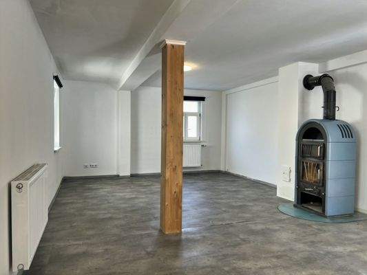Wohn- und Essbereich mit Schwedenofen im Erdgeschoss