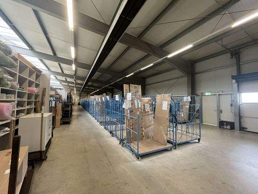 Lagerbereich mit Lichtstrecke und Rolltoren