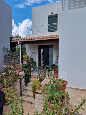 Kreta, Chersonisos: Große Villa am Dorfrand zu verkaufen