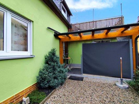 Terrasse EG mit Sichtschutz + Dachterrasse
