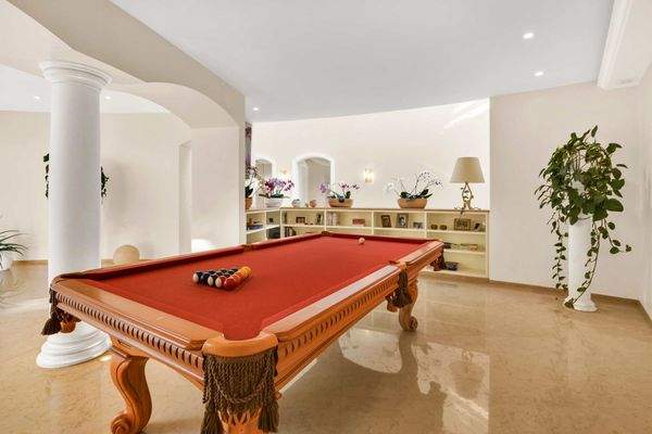 Lounge mit Bibliothek und Billard