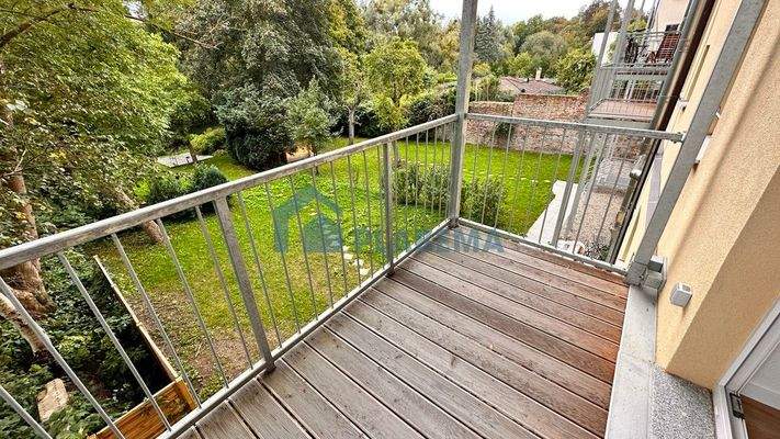 geräumiger Balkon mit Blick ins Grüne