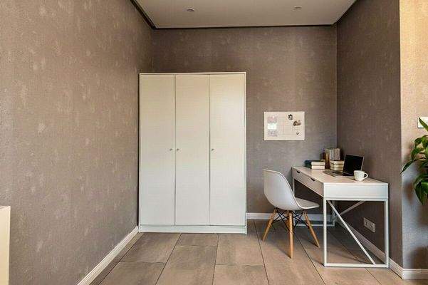 Kleiderschrank und Schreibtisch