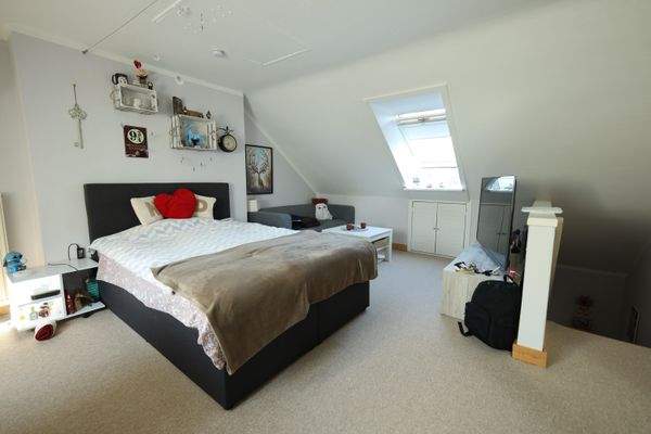 Großer Wohnraum unter dem Dach