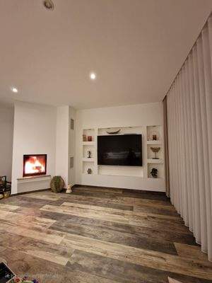 Wohnzimmer mit Kamin