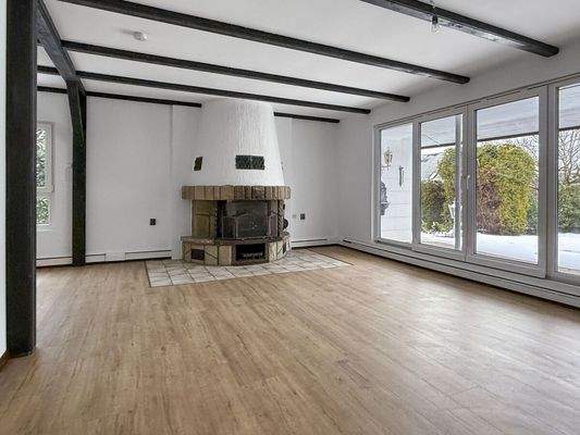 Großzügiger Wohn- und Essbereich mit Kamin und Fensterfronten
