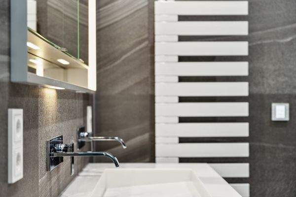 Hochwertiges Bad-Design mit Corian Waschtischen, Keuco Unterputz-Accessoires und Sanitärobjekten von Villeroy & Boch