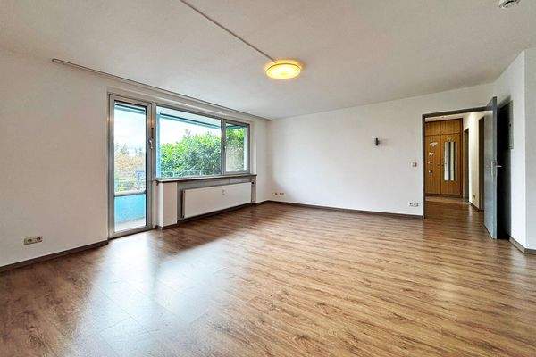 heller Wohnbereich mit Balkon