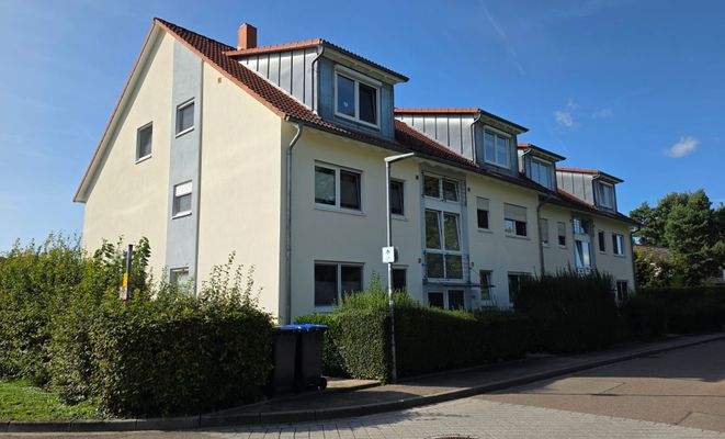 Außen- und Seitenansicht