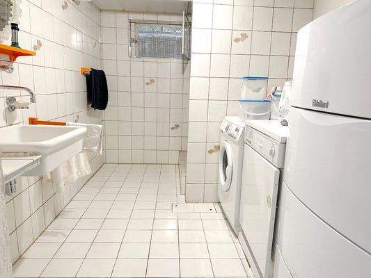 Hell gefliester Waschraum