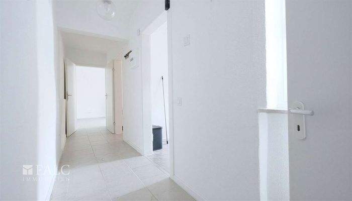 Flur 1OB - (KI generiert)