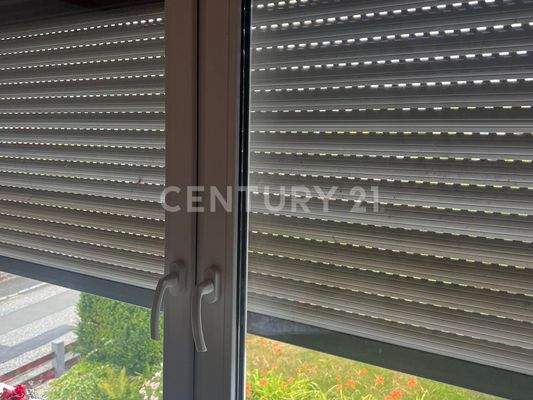 Fenster mit Rollläden