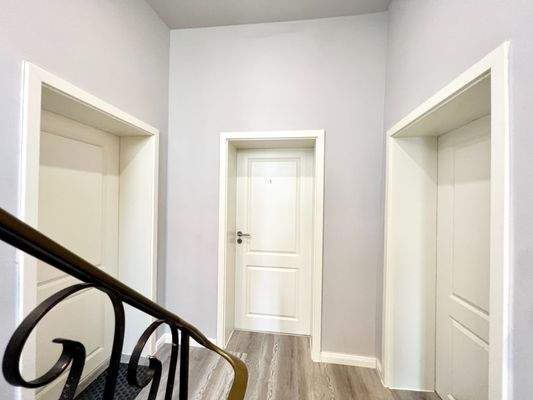 Flur mit verschiedenen Zimmerzugängen 