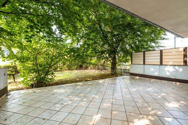 Sonnige Terrasse mit Blick ins Grüne