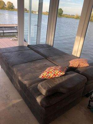 Ruhebereich mit Blick aufs Wasser