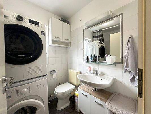 Bad mit Wanne und Waschmaschinenanschluss