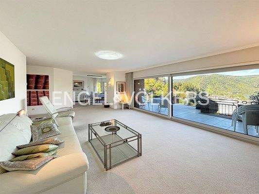 Wohn- und Esszimmer mit Zugang zum Balkon und fantastischem Ausblick