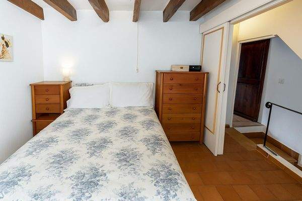 Gemütliches Hauptschlafzimmer mit Holzmöbeln