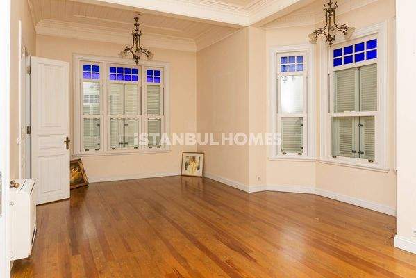 7-Bedroom House with Landscaped Garden in Kadikoy