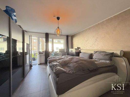 1. OG - Schlafzimmer mit Balkonausgang